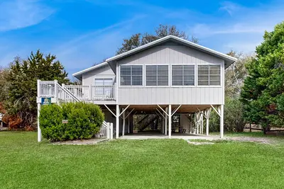 Image de Beach home with huge lawn, open deck, covered patio & grill