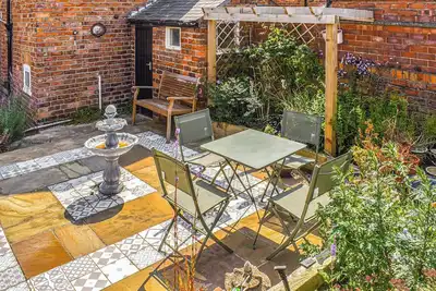 Image de This beautiful town house enjoys elevated views over Scarborough to the castle on the coast.