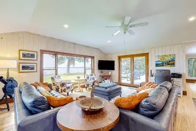 Image de Lakefront, dog-friendly house with amazing view, dock, 2 kayaks & canoe