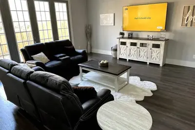Image de New Comfy, spacious, Modern