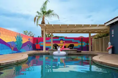 Image de Dreamy Pool & Spa Getaway • Heated Spa • King Beds • FirePit • Walk to Festivals