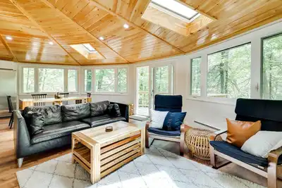 Image de Private Deck & Grill: Pocono Pines Retreat!