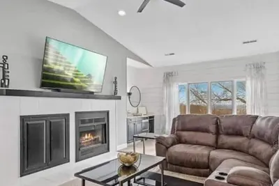 Image de Spacious, Luxury, Lake Oasis