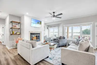 Image de Remodeled 2br Emerald Bay on the Waters Edge Minutes from Attractions! Must See!
