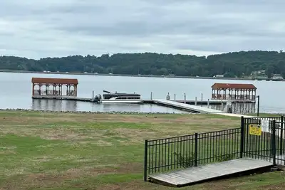 Image de Lakeside Condo ~ Close to Everything ~ First Floor ~ Pool ~ Dock ~ Views