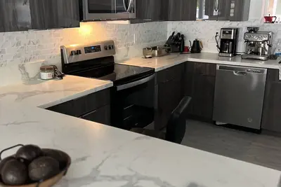 Image de Fully furnished brand new home across from the beach