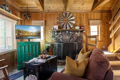 Welcome to our Kozy Cottage. Special Little Gem next to trails. . .