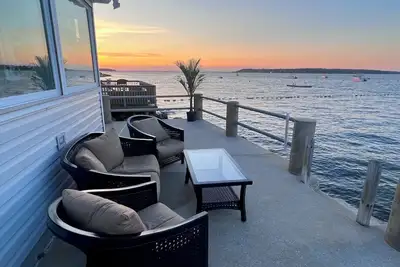 Image de The beach is your backyard! Waterfront Home in Long Island's Huntington