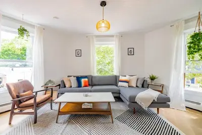 Image de Chic Apt Above Bakery, Minutes walk to Downtown!