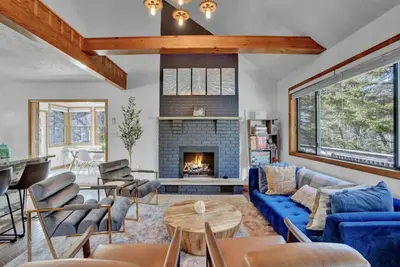 Image de Poconos Escape w\/ Hot Tub, Theater & Game Room