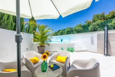 Image de Maison de vacances \"Bayton House\" avec vue sur la montagne et le jardin, piscine privée et Wi-Fi