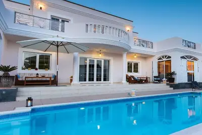 Villa de vacances 'Costa Golf' avec vue sur la mer, piscine privée et Wi-Fi