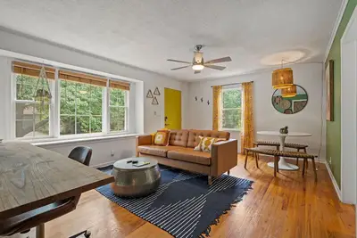 Image de Stay Awhile - Waldo Bungalow + Yard!