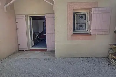 Image de Pavillon climatisé avec terrasse, 10 min. de la plage, parking privatif inclus, tout confort