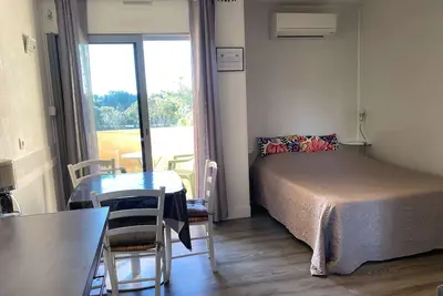 Image de Studio lumineux avec balcon, wifi, clim, proximité parc