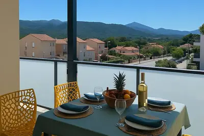 Image de T3 moderne avec terrasse, clim, et parking, idéal pour 4, proche plage et village – Pas de piscine 2024
