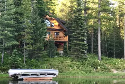 Image de Spacious Lakefront Log Cabin \"Gem\" by Glacier Park