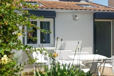 Image de agréable maison, plage à pied, jardin clos et parking