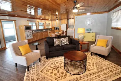 Image de Waterfront Lake Cottage w\/ Hot Tub!