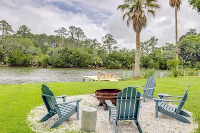 Image de Coastal Chic Waterfront Island Living w/ Yard + Parking by Lucky Savannah