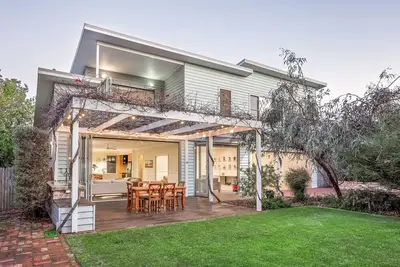 Image de Contemporary & Coastal 2 Storey Beach House In Premium Beachside Location