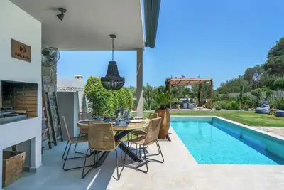 Image de Newly Built Modern Villa with private pool & Bbq, close to amenities.