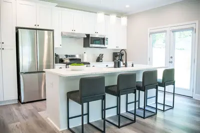 Image de Home Away From Home: 5 min from Mercedes Benz