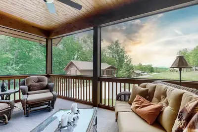 Image de Longview Cottage - Tiny Home packed with modern charm & Chinquapin Amenities