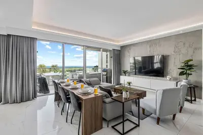 Image de Luxurious condo with a perfect ocean and sunset view