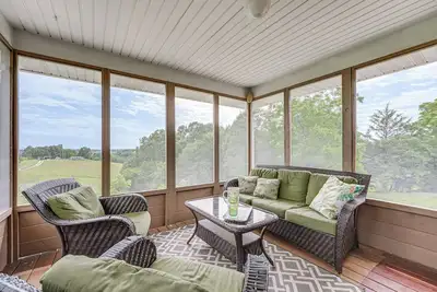 18 Mi to Table Rock Lake: Pet-Friendly Ozark Home!