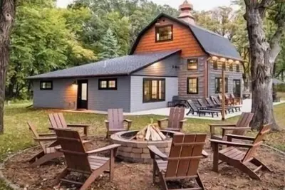 Image de Copper Penny Barn on Round Lake