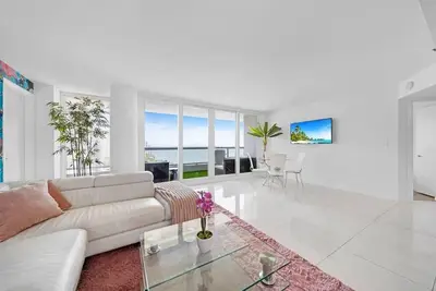 Image de Flamingo Flair: 2br Dreamy Escape