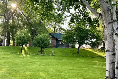 Image de Charming rustic cabin with shared lake access and golf course views.