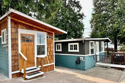 Image de Quaint Home with Water Views and Close to the Beach!
