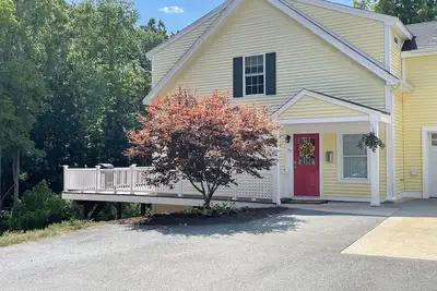 Image de Newly renovated, spacious, clean, 3-bedroom home.