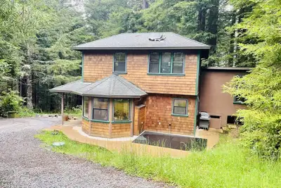 Image de Private and serene new home in the Redwoods of Humboldt County.