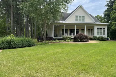 Image de Farmhouse escape, minutes to Lake Gaston or Downtown Littleton. Pets welcomed!