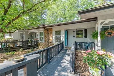 Image de Quiet Shady Lakehouse. Beautifully Decorated Townhome.