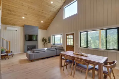 Image de Lakeside Cabin w/ Hot Tub: 3 Mi to Flathead Lake!