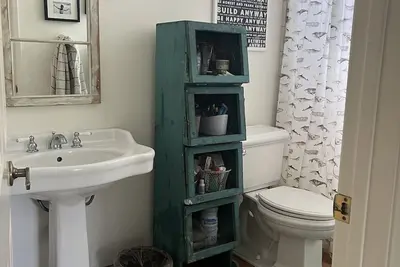 Image de Charming suburban home 10 minutes from the beach.