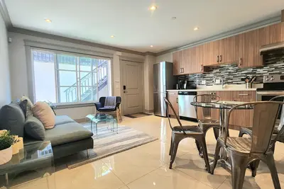 Image de Stylish suite steps from trendy South Main St.