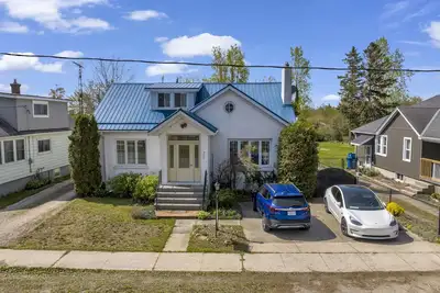 Image de Lakefront Estate Home W\/Guest House Private Beach!