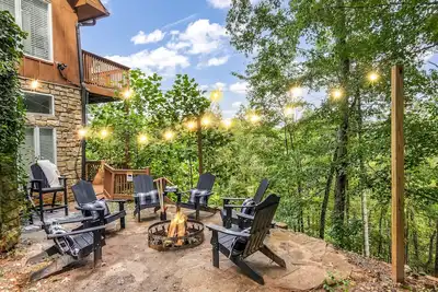 Image de Views! 2 min to Helen! Fire Pit! Hot Tub!