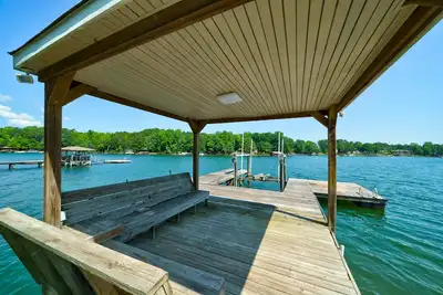 Image de Deep Water Cove - Luxury Lakefront Home with Pool, Private Dock and Beach