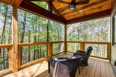 Image de Luxury Treehouse - Oak Treehouse - Near Asheville - Pet Friendly