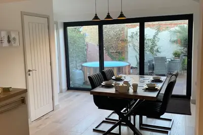 Image de Stylish 2 Bedroom Cottage With Patio & hot tub in the Heart of Newmarket