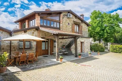 Image de An authentic Tuscan stone house in an exellent location with amazing green views