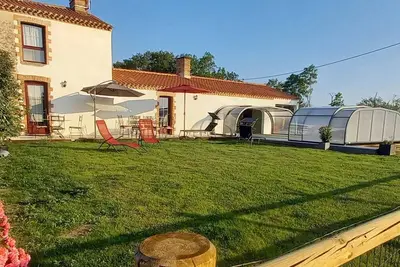Image de Gîte rénové avec piscine chauffée et jardin clos, à proximité des plages et de la campagne bio.