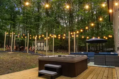 Image de 5br Private Poconos! Hot Tub, Fire Pit, Jungle Gym\n