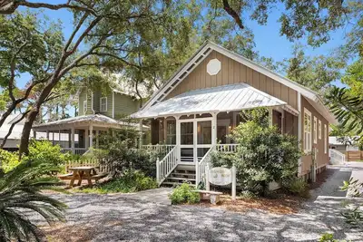Image de Goodnight Moon - Newly Renovated 30a Cottage in Historic Grayton Beach!
